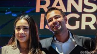 Chairman RANS Raffi Ahmad dan CEO RANS Nagita Slavina berfoto bersama dalam acara peluncuran bisnis F&B di Jakarta, Rabu (1/2/2023). 