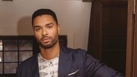 Aktor Inggris Rege-Jean Page baru-baru ini dinobatkan sebagai pria paling tampan sedunia menurut sains. Page yang namanya semakin melambung berkat serial Netflix Bridgerton ternyata melakukan diet dan workout untuk menjaga bentuk tubuh idealnya. (Foto: Instagram @regejean)