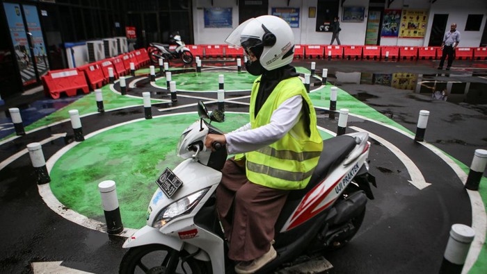 Petugas merekam data pemohon surat izin mengemudi (SIM) di Satpas SIM, Banten, Rabu (1/2/2023). Korlantas Polri berencana menggunakan teknologi face recognition atau pemindai wajah bagi pemohon SIM guna memberantas praktik calo SIM. ANTARA FOTO/Fauzan/rwa.