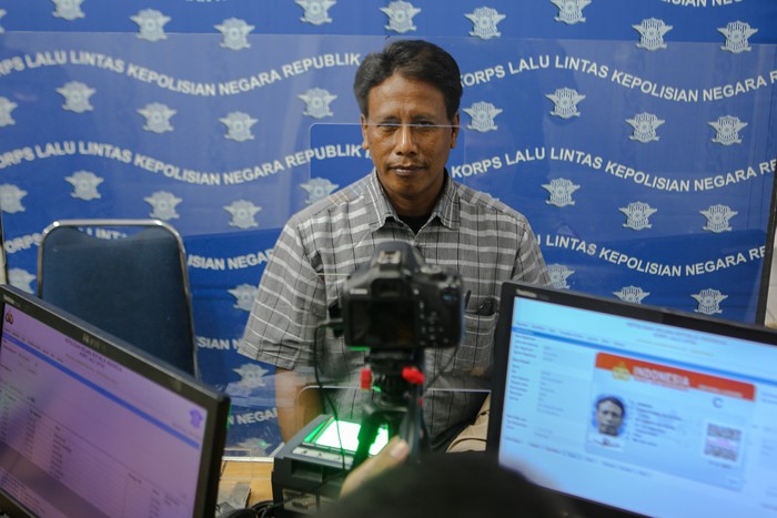 Petugas merekam data pemohon surat izin mengemudi (SIM) di Satpas SIM, Banten, Rabu (1/2/2023). Korlantas Polri berencana menggunakan teknologi face recognition atau pemindai wajah bagi pemohon SIM guna memberantas praktik calo SIM. ANTARA FOTO/Fauzan/rwa.