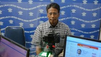Cara lainnya untuk memberantas calo SIM adalah menerapkan sistem sentralisasi. Nantinya, oknum petugas di Satpas SIM tak bisa lagi melakukan tindakan nakal karena semuanya dipantau terpusat oleh Korlantas Polri.