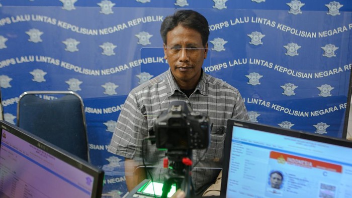 RENCANA PEMINDAIAN WAJAH UNTUK PEMOHON SIM Petugas merekam data pemohon surat izin mengemudi (SIM) di Satpas SIM, Banten, Rabu (1/2/2023). Korlantas Polri berencana menggunakan teknologi face recognition atau pemindai wajah bagi pemohon SIM guna memberantas praktik calo SIM. ANTARA FOTO/Fauzan/rwa.