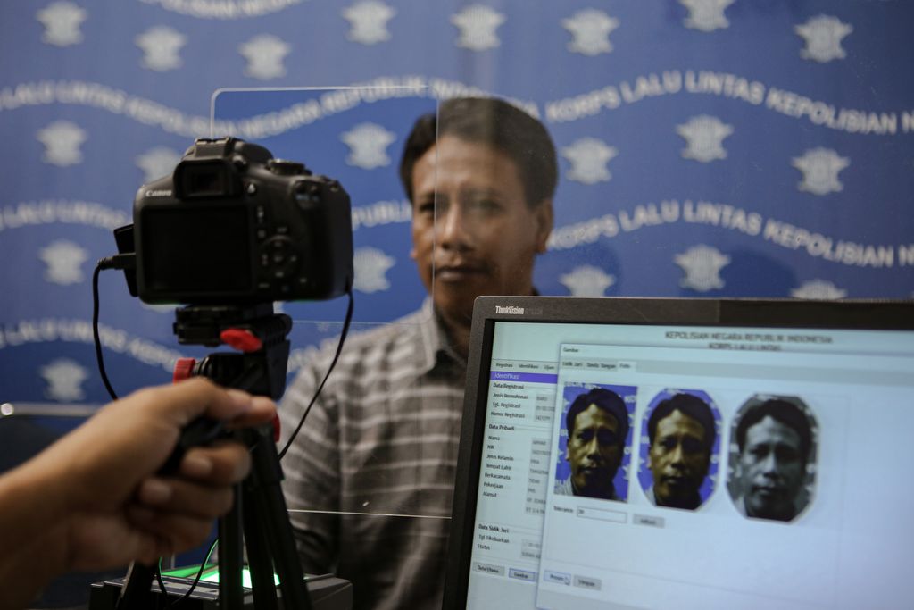 Petugas merekam data pemohon surat izin mengemudi (SIM) di Satpas SIM, Banten, Rabu (1/2/2023). Korlantas Polri berencana menggunakan teknologi face recognition atau pemindai wajah bagi pemohon SIM guna memberantas praktik calo SIM. ANTARA FOTO/Fauzan/rwa.