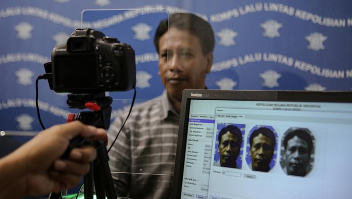 RENCANA PEMINDAIAN WAJAH UNTUK PEMOHON SIM Petugas merekam data pemohon surat izin mengemudi (SIM) di Satpas SIM, Banten, Rabu (1/2/2023). Korlantas Polri berencana menggunakan teknologi face recognition atau pemindai wajah bagi pemohon SIM guna memberantas praktik calo SIM. ANTARA FOTO/Fauzan/rwa.