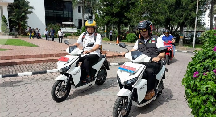 Ridwan Kamil dan Bobby Nasution keliling Medan naik motor listrik. (Nizar Aldi/detikSumut)