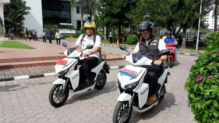 Ridwan Kamil dan Bobby Nasution keliling Medan naik motor listrik. (Nizar Aldi/detikSumut)