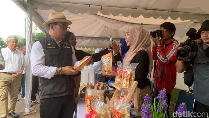 Ridwan Kamil mengunjungi pelaku UMKM binaar BJB di Medan.