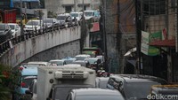Kemacetan terjadi sejak Flyover Ciputat, Tangerang Selatan (Tangsel).   