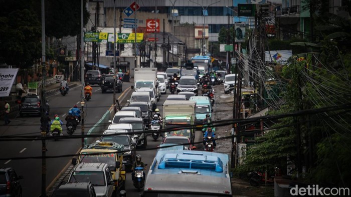 Sabar Gaes, Truk Mogok Bikin Lalin Ciputat-Pasar Jumat Macet Sebuah truk mogok di depan Sepolwan di Pasar Jumat, Jakarta, Rabu (1/2/2023) pukul 10.30 WIB.