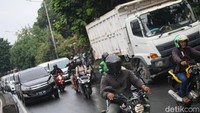 Truk tersebut mogok sejak tadi pagi dan belum ada penanganan.   