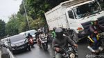 Sabar Gaes, Truk Mogok Bikin Lalin Ciputat-Pasar Jumat Macet