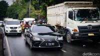 Sebuah truk mogok di depan Sepolwan di Pasar Jumat, Jakarta, Rabu (1/2/2023) pukul 10.30 WIB.   