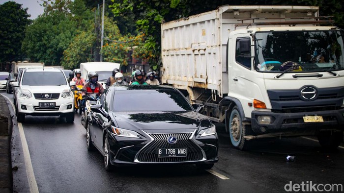 Sabar Gaes, Truk Mogok Bikin Lalin Ciputat-Pasar Jumat Macet Sebuah truk mogok di depan Sepolwan di Pasar Jumat, Jakarta, Rabu (1/2/2023) pukul 10.30 WIB.