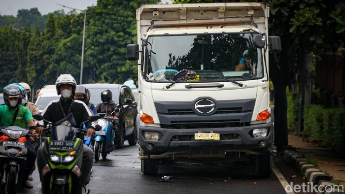 Sebuah truk mogok di depan Sepolwan di Pasar Jumat, Jakarta, Rabu (1/2/2023) pukul 10.30 WIB.