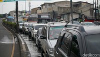 Kendaraan melaju dengan kecepatan sekitar 5 sampai 10 km/jam.  