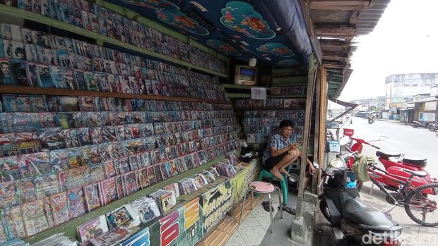 Salah satu lapak penjual VCD/DVD bajakan yang tersisa di Jalan Cihideung Balong, Kota Tasikmalaya.