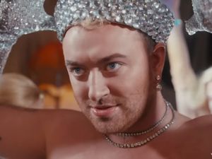 Sam Smith Pakai Korset di Video Klip Jadi Kontroversi, Dianggap Pornografi