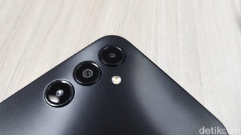 Kamera di bagian belakang ada tiga. Komposisinya terdiri dari kamera utama 50 MP bersanding dengan sensor depth 2 MP dan lensa macro 2 MP. Foto: Adi Fida Rahman/detikINET