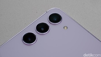 Kamera Galaxy S23 dan S23 Plus sama ukurannya. Kamera utama di bagian belakang berukuran 50 MP yang disandingkan dengan lensa ultra wide 12 MP dan telephoto 10 MP yang dapat melakukan optical zoom 3x. Lalu di bagian depan ada kamera selfie 12 MP. Foto: Adi Fida Rahman/detikINET