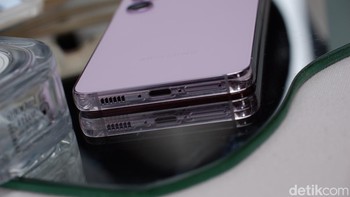 Baterai S23 sedikit ditingkatkan. Bila sebelumnya 3.700 mAh kini meningkat jadi 3.900 mAh. Namun dukungan fast charging masih 25W, janjikan pengisian 50% dalam 30 menit. Foto: Adi Fida Rahman/detikINET