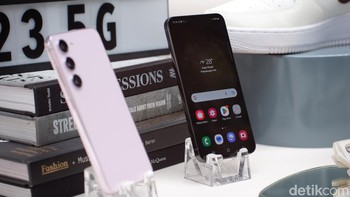 Samsung Galaxy S23 5G disokong Snapdragon 8 Gen 2 for Galaxy yang memiliki clock hingga 3,36 GHz. Angka ini cukup lebih tinggi dari kecepatan clock Snapdragon 8 Gen 2 di smartphone lain, yakni sebesar 3,2 GHz. Samsung meraciknya dengan RAM 8 GB. Ada dua memori internal yang disediakan, 128 GB dan 256 GB. Agar menghindari panas berlebih, sistem pendingin vapor chamber diberikan pada ponsel ini. Foto: Adi Fida Rahman/detikINET