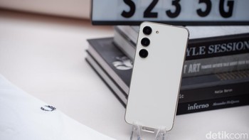 Ini tampilan warna Cream dari Galaxy S23. Foto: Adi Fida Rahman/detikINET
