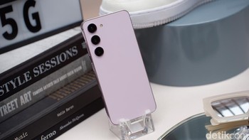 Samsung Galaxy S23 8/128 GB harga Rp12.999.000. Samsung Galaxy S23 8/256 GB harganya Rp13.999.000 Foto: Adi Fida Rahman/detikINET
