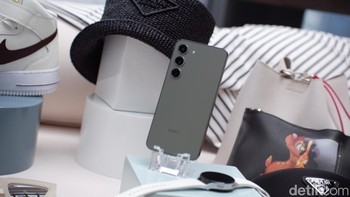 Wujud Samsung S23 warna Green. Foto: Adi Fida Rahman/detikINET