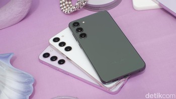 Ini adalah Samsung Galaxy S23 Plus. Masih mengusung dimensi 76,2 x 157,8 x 7,6mm dengan bobot 196g. Ada perubahan pada desain kamera, tak lagi mengadopsi counter cut seperti S22. Kiini bagian kamera dibuat mirip Galaxy S23 Ultra.Foto: Adi Fida Rahman/detikINET