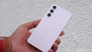Unboxing Samsung Galaxy S23 Plus 5G: Warna Lavender Bikin Tergoda