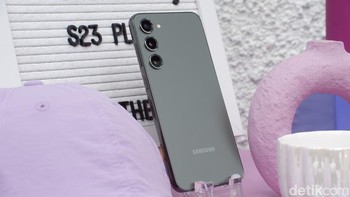 Dapur pacunya menggunakan chipset Snapdragon 8 Gen 2 for Galaxy, dijanjikan peningkatan CPU 30%, GPU 41%, NPU 49% dari Galaxy S22 Ultra 5G. Agar tidak panas saat digunakan,Samsung menyematkan vapor cooling chamber yang lebih besar. Kapasitas baterai Galaxy S23 Plus meningkat menjadi 4.700 mAh dengan dukungan pengisian cepat 45W. Menjanjikan pengisian 65% dalam 30 menit. Foto: Adi Fida Rahman/detikINET
