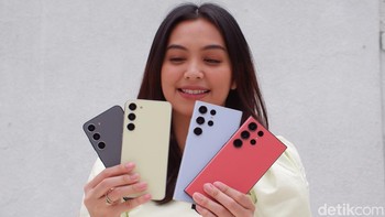 Selain itu Galaxy S23 punya varian khusus yang dipesan secara online. Ada lima dan Graphite (foto sebelah kiri). Foto: Adi Fida Rahman/detikINET