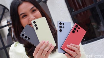 Galaxy S23 Plus menyediakan pilihan warna Phantom Black, Cream, Green, dan Lavender. Khusus pemesanan di situs resminya disediakan warna khusus Lime dan Graphite. (bagian kiri)Foto: Adi Fida Rahman/detikINET