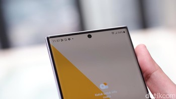 Galaxy S23 Ultra 5G memperkenalkan autofocus cepat dan kamera depan Super HDR agar foto selfie maupun video untuk medsos diklaim lebih baik. Foto: Adi Fida Rahman/detikINET