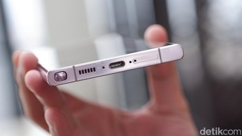 Baterai Galaxy S23 Ultra berkapasitas 5.000 mAh dengan dukungan pengisian cepat 45W. Foto: Adi Fida Rahman/detikINET