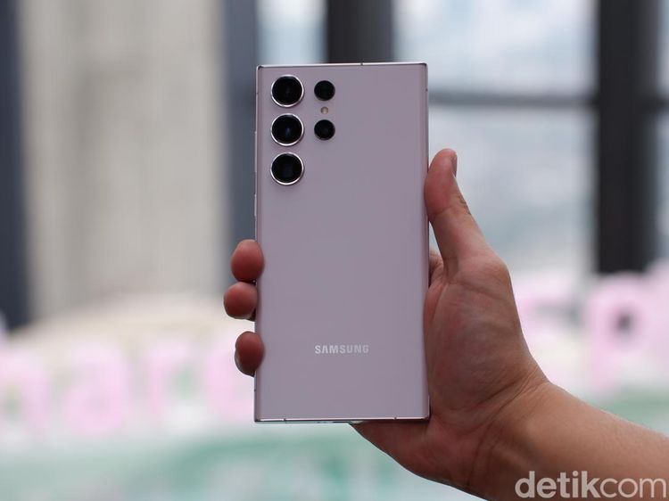 Menggenggam Samsung Galaxy S23 Ultra Harga Rp 20 Juta