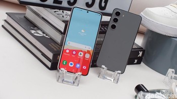 Galaxy S23 mengusung layar 6,1 inch Dynamic AMOLED 2X dengan resolusi Full HD+ dan refresh rate adaptif 48-120Hz. Samsung turut memberikan dukungan touch sampling rate 240 Hz untuk main game yang lebih responsif. Tak kalah menarik Samsung S23 mendapatkan kecerahan hingga 1.750 nits. Lalu Vision Booster agar layar jelas di kondisi terik serta perlindungan Gorilla Glass Victus 2. Foto: Adi Fida Rahman/detikINET