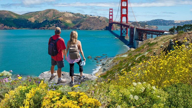 San Fransisco Couple enjoying beautiful coastal scenery on summer vacation. People on vacation in San Francisco. Golden Gate Bridge, San Francisco Bay, San Francisco, California, USA.