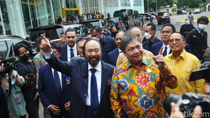 Ketua Umum Partai Golkar Airlangga Hartarto dan Ketua Umum Partai NasDem Surya Paloh memberikan keterangan pers usai melakukan pertemuan di Kantor DPP Partai Golkar, Jakarta, Rabu (1/2/2023).