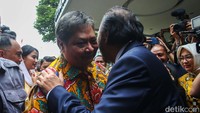 Kedua pimpinan partai politik itu juga cipika-cipiki.