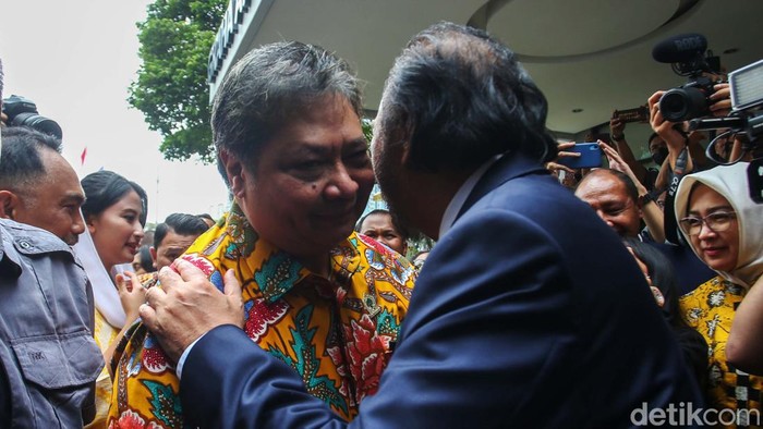 Senyum Cerah Airlangga-Surya Paloh di Rabu Pon Ketua Umum Partai Golkar Airlangga Hartarto dan Ketua Umum Partai NasDem Surya Paloh memberikan keterangan pers usai melakukan pertemuan di Kantor DPP Partai Golkar, Jakarta, Rabu (1/2/2023).