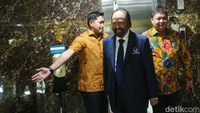 Surya Paloh yang mengenakan jas NasDem tiba di DPP Partai Golkar pukul 11.12 WIB.