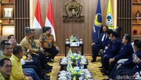 Dalam pertemuan ini, Surya Paloh didampingi Johnny G Plate hingga Rachmat Gobel. Sementara Airlangga ditemani Hetifah, Lodewijk Paulus dan jajaran DPP lainnya.