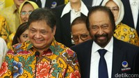 Senyum kembali mengembang dari bibir Airlangga dan Surya Paloh saat menggelar jumpa pers usai pertemuan.