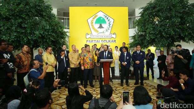 Ketua Umum Partai Golkar Airlangga Hartarto dan Ketua Umum Partai NasDem Surya Paloh memberikan keterangan pers usai melakukan pertemuan di Kantor DPP Partai Golkar, Jakarta, Rabu (1/2/2023).