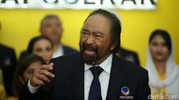 Surya Paloh buka peluang kemungkinan partainya gabung ke Koalisi Indonesia Bersatu (KIB). Dia menekankan kemungkinan apapun masih terbuka. Hal itu disampaikan dalam jumpa pers usai pertemuan dengan Airlangga.
