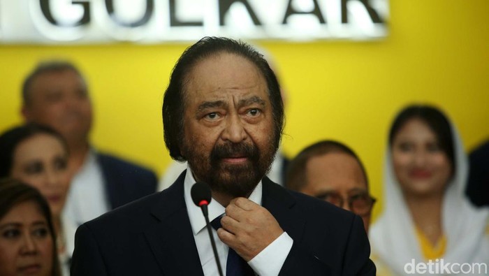 Ketua Umum Partai Golkar Airlangga Hartarto dan Ketua Umum Partai NasDem Surya Paloh memberikan keterangan pers usai melakukan pertemuan di Kantor DPP Partai Golkar, Jakarta, Rabu (1/2/2023).