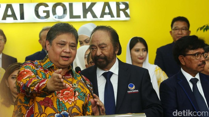 Ketua Umum Partai Golkar Airlangga Hartarto dan Ketua Umum Partai NasDem Surya Paloh memberikan keterangan pers usai melakukan pertemuan di Kantor DPP Partai Golkar, Jakarta, Rabu (1/2/2023).