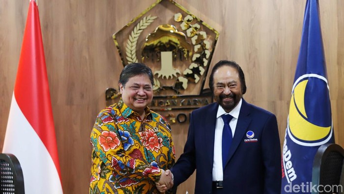 Senyum Cerah Airlangga-Surya Paloh di Rabu Pon Ketua Umum Partai Golkar Airlangga Hartarto dan Ketua Umum Partai NasDem Surya Paloh memberikan keterangan pers usai melakukan pertemuan di Kantor DPP Partai Golkar, Jakarta, Rabu (1/2/2023).