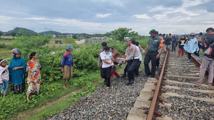 Seorang petani tuna rungu tewas tertabrak kereta api di Barru, Sulsel.